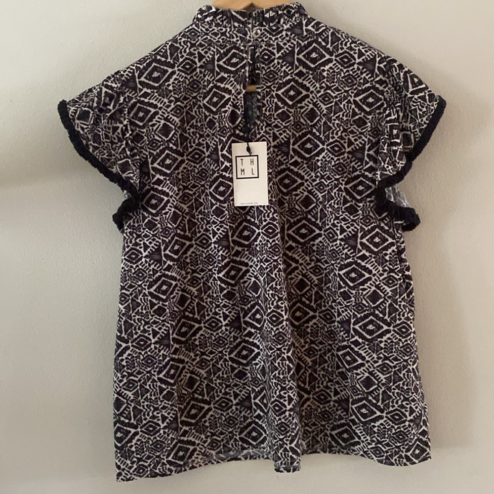 NWT THML Black and White Flutter Sleeve Print Top Blouse size L - Picture 6 of 11
